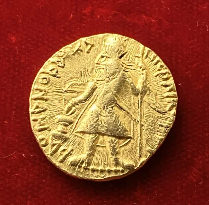 紀元127年頃-151年 インド クシャーナ朝  カニシカ1世　ディナール金貨（21mm　8.00g）！！
