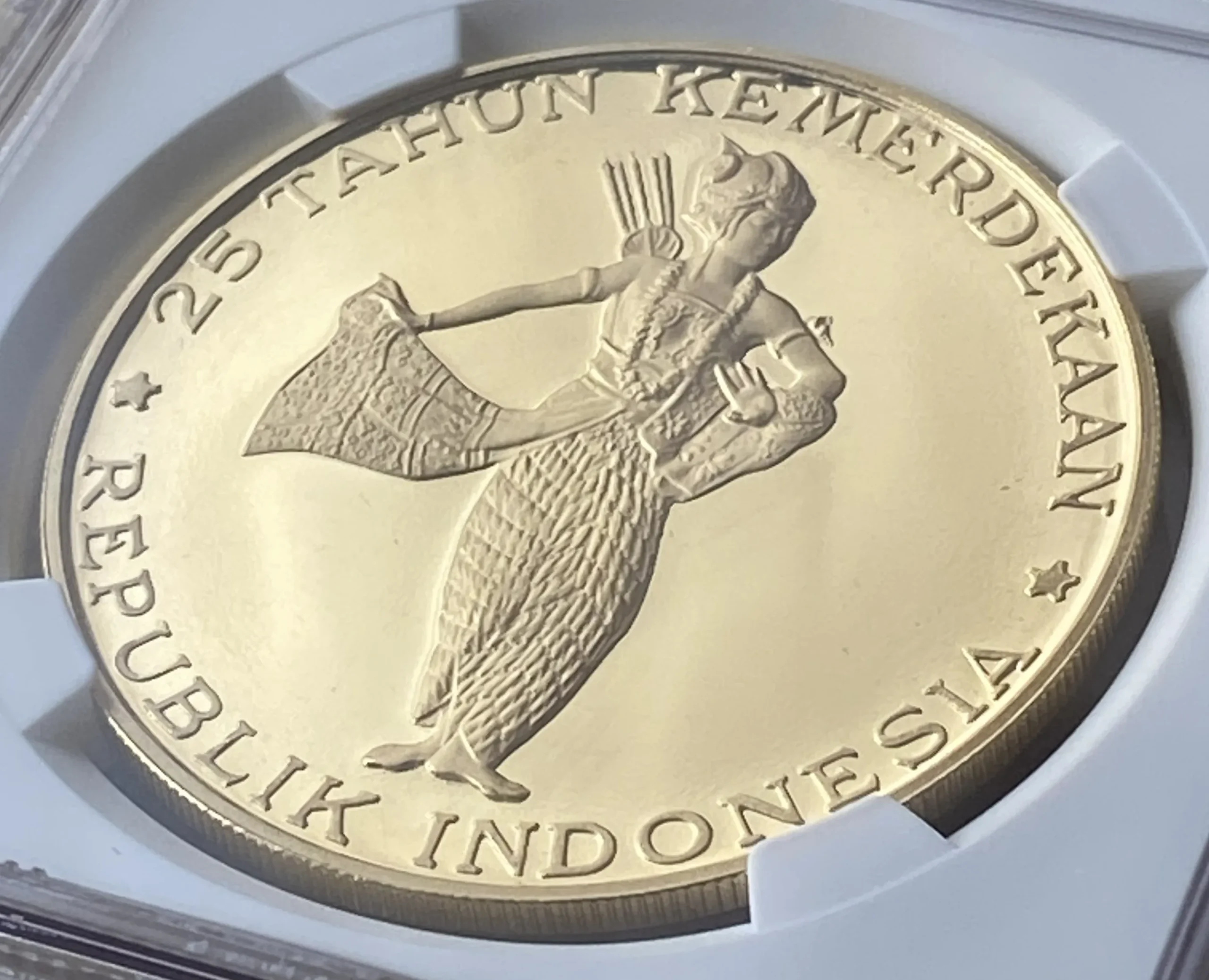 1970年 インドネシア 10000ルピア プルーフ金貨(金重量24.68g 90% 40mm)伝統舞踊ダンサー PF64UC NGC 鑑定品!