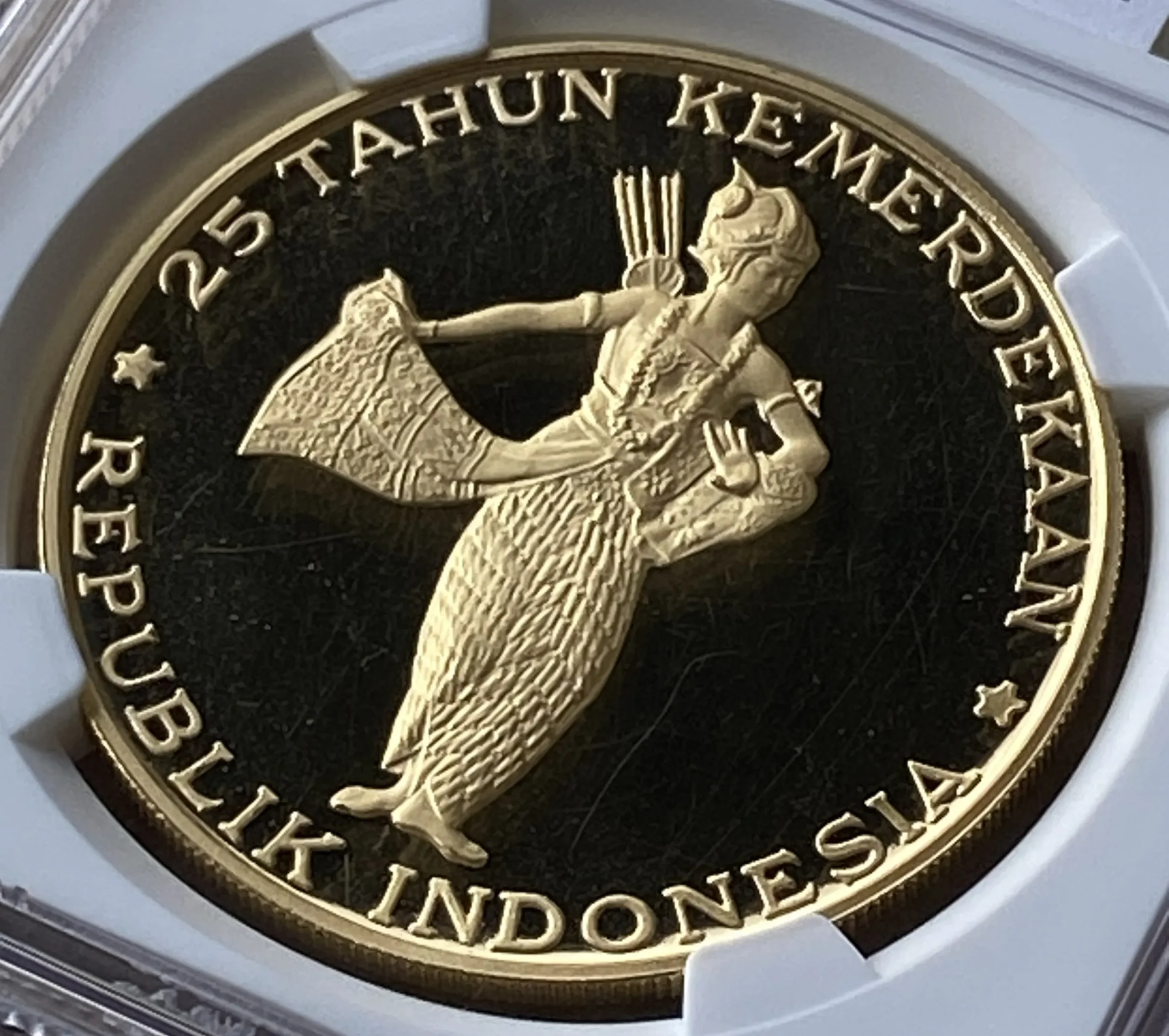 1970年 インドネシア 10000ルピア プルーフ金貨(金重量24.68g 90% 40mm)伝統舞踊ダンサー PF64UC NGC 鑑定品! - 画像 (3)