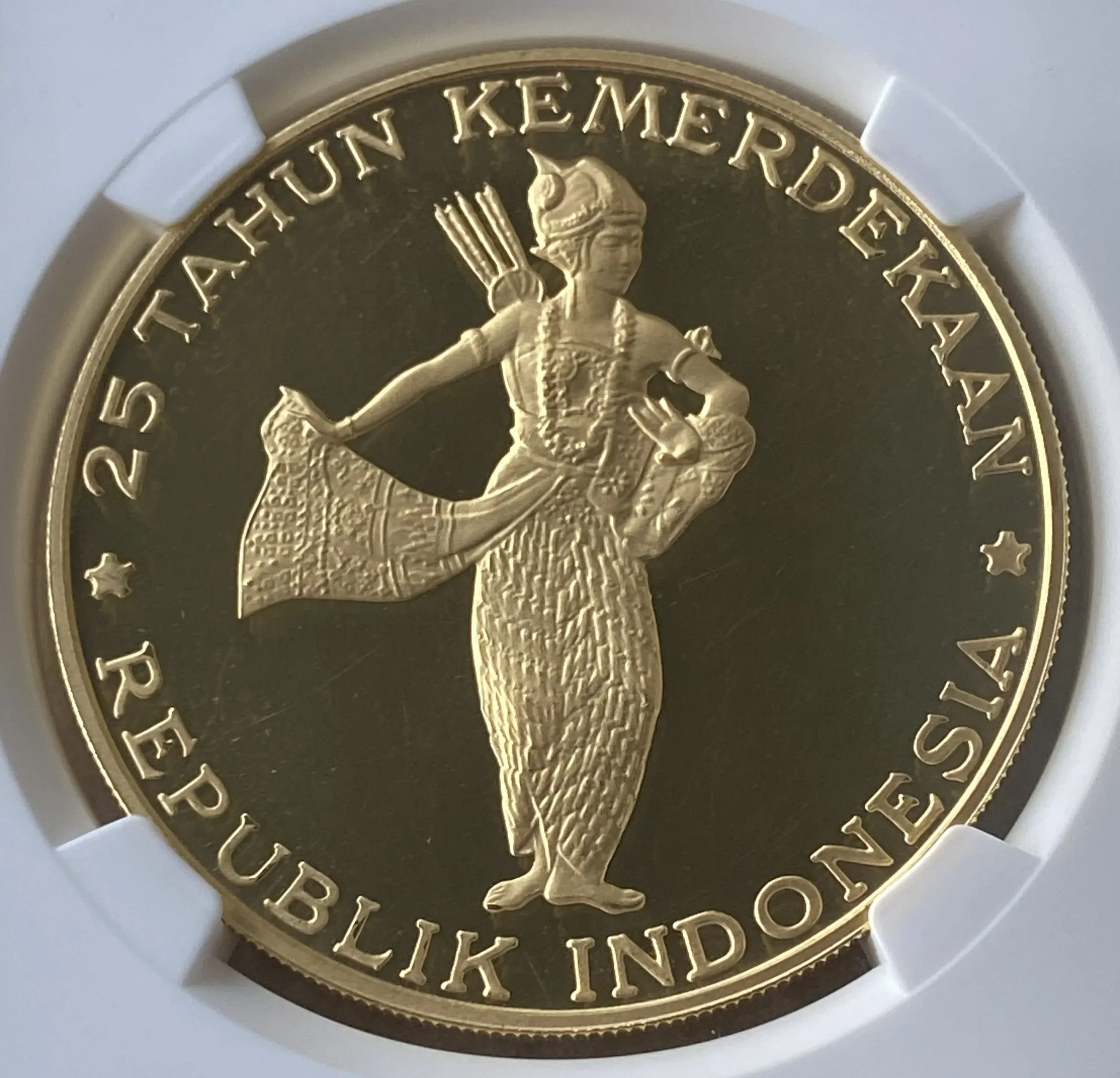 1970年 インドネシア 10000ルピア プルーフ金貨(金重量24.68g 90% 40mm)伝統舞踊ダンサー PF64UC NGC 鑑定品! - 画像 (4)