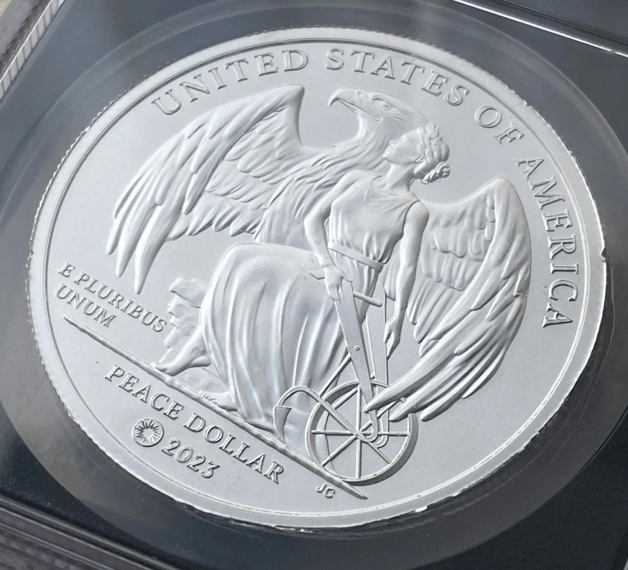 2023年 アメリカ 純銀2オンス銀メダル(ピースダラー) ウルトラハイレリーフ SP70かつFDI サインラベル NGC 堂々最高鑑定品! - 画像 (4)