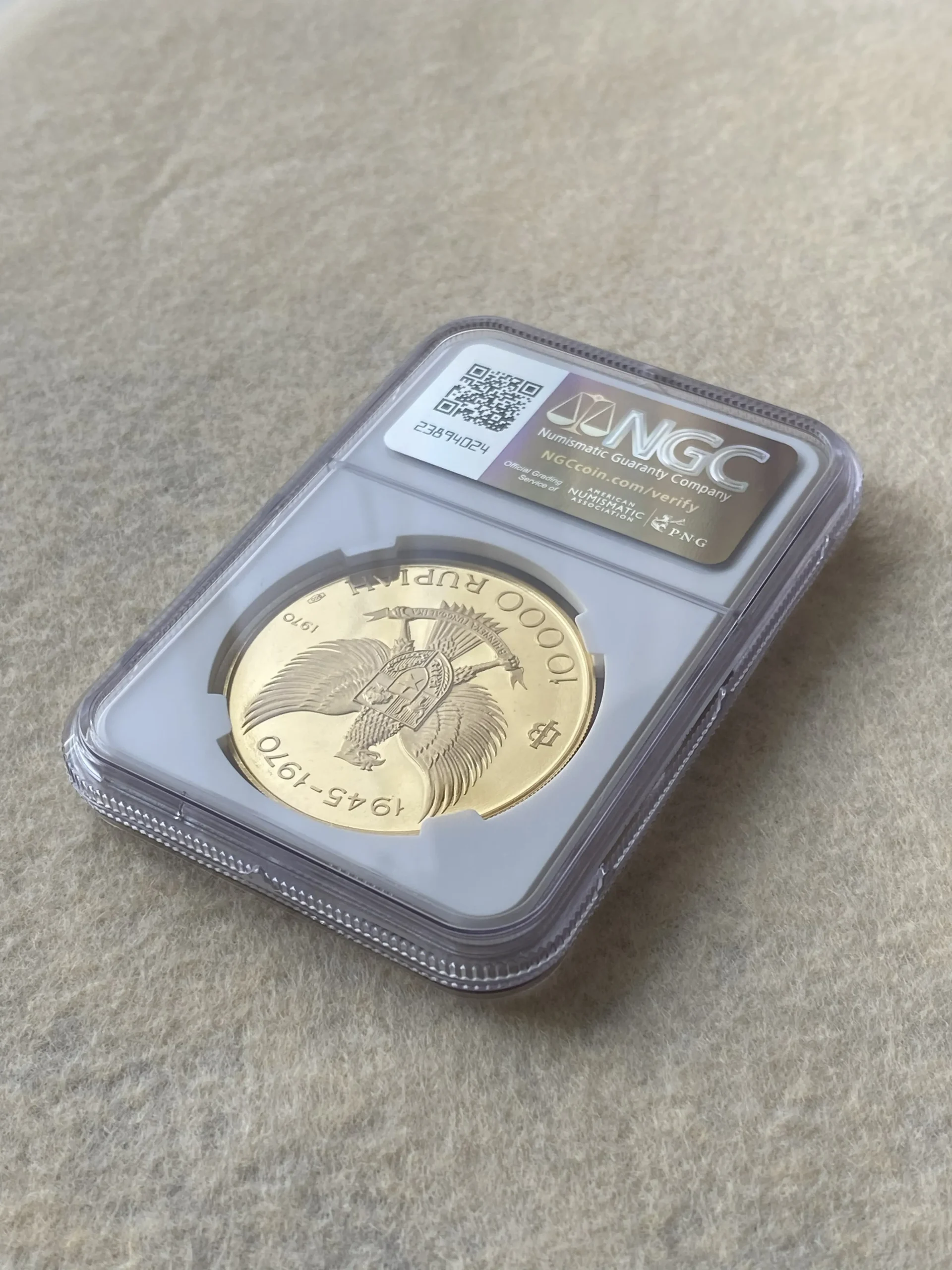 1970年 インドネシア 10000ルピア プルーフ金貨(金重量24.68g 90% 40mm)伝統舞踊ダンサー PF64UC NGC 鑑定品! - 画像 (6)