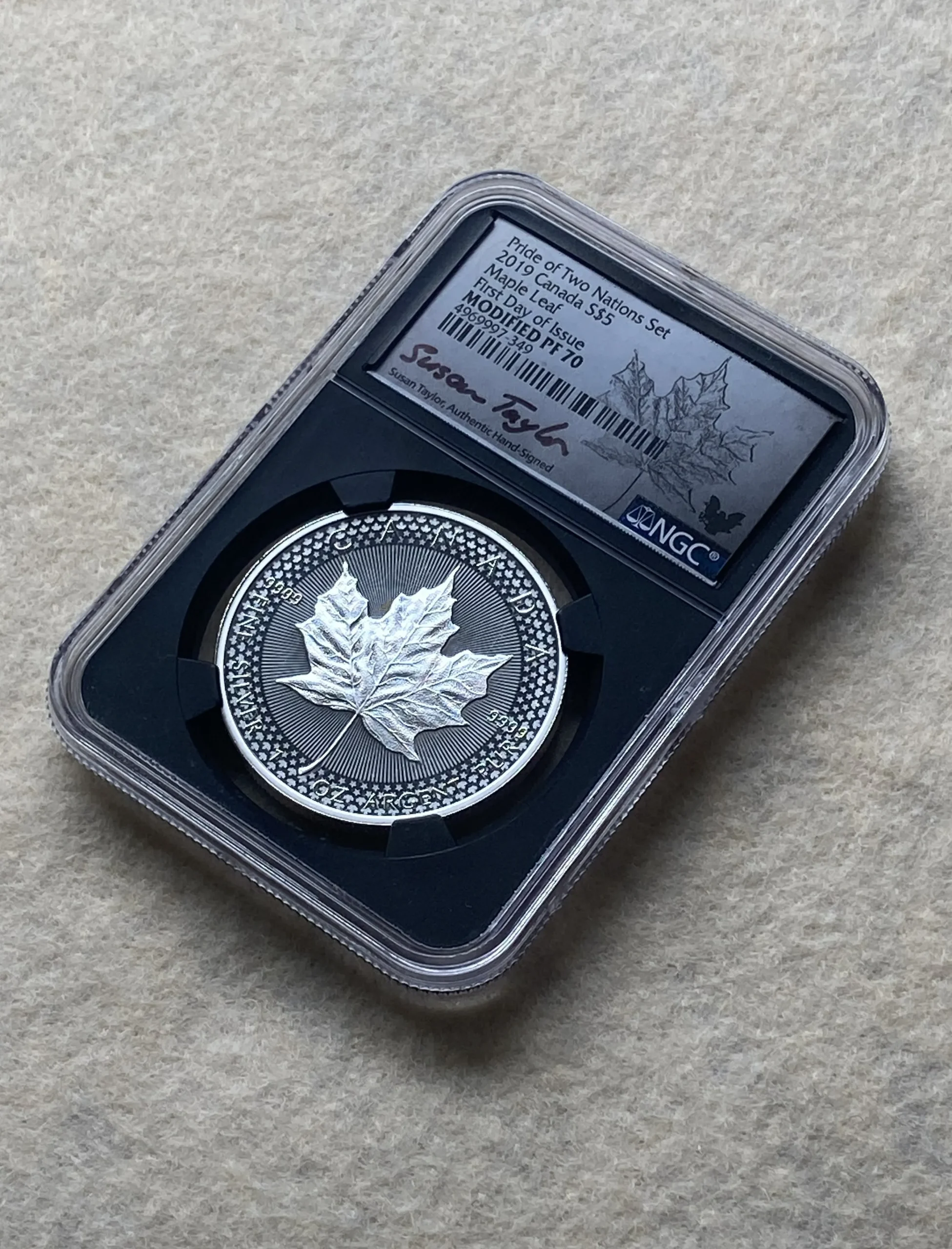 2019年 カナダ 5ドル銀貨 メイプルリーフ モディファイドプルーフ仕様 Susan Taylor氏直筆サイン入りラベル First Day of Issue PF70 NGC 堂々最高鑑定品! - 画像 (2)