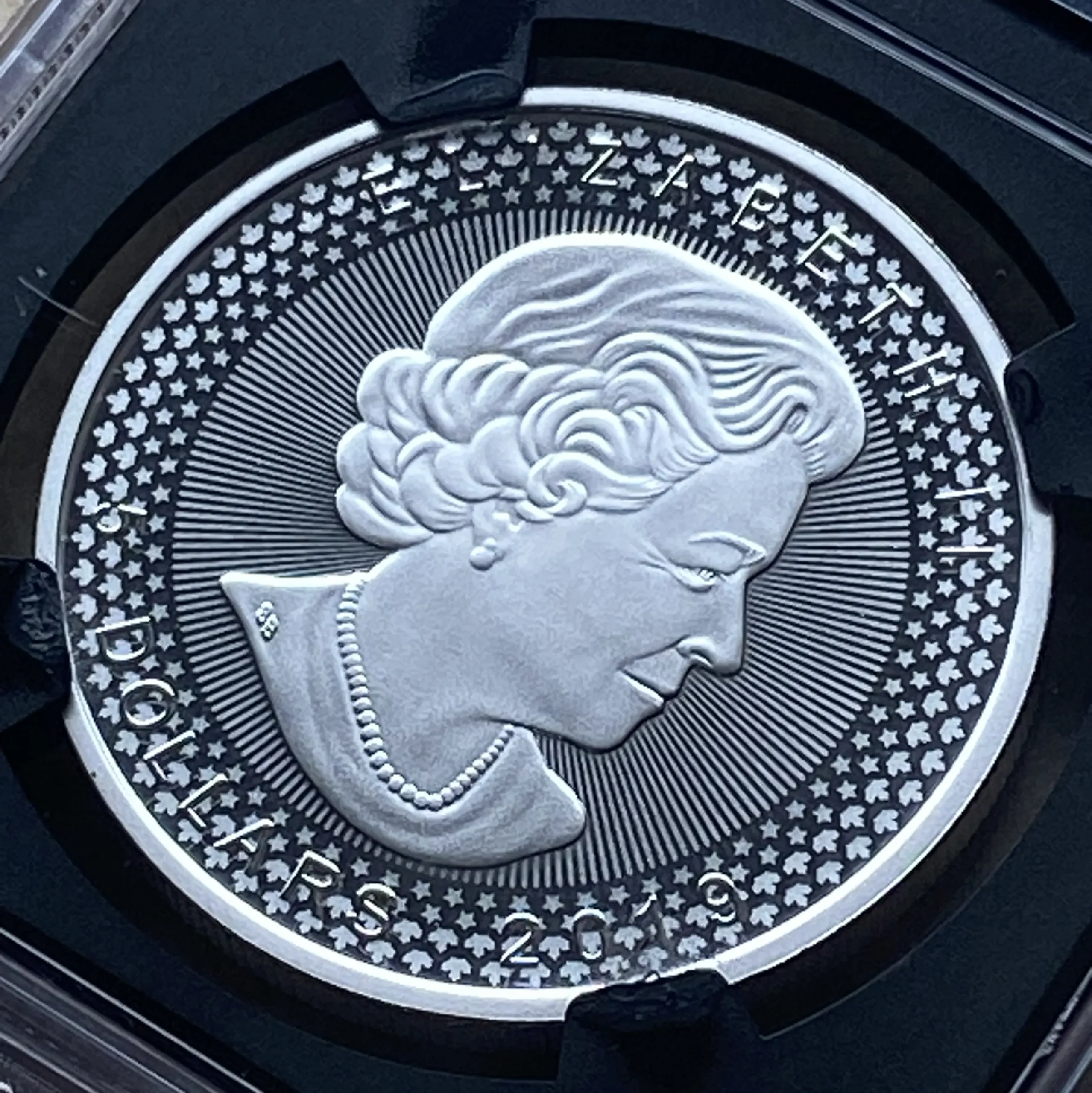 2019年 カナダ 5ドル銀貨 メイプルリーフ モディファイドプルーフ仕様 Susan Taylor氏直筆サイン入りラベル First Day of Issue PF70 NGC 堂々最高鑑定品! - 画像 (5)