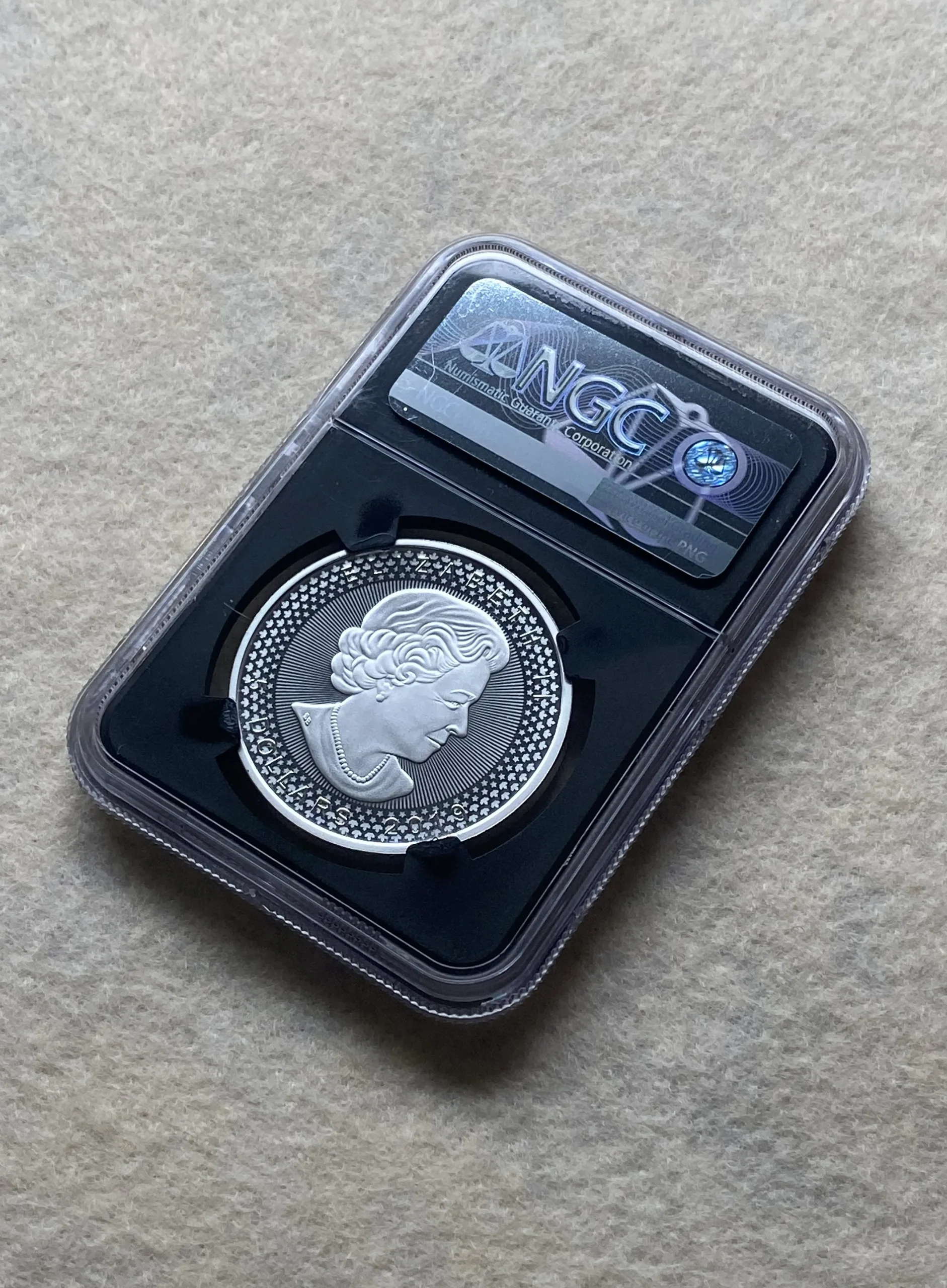 2019年 カナダ 5ドル銀貨 メイプルリーフ モディファイドプルーフ仕様 Susan Taylor氏直筆サイン入りラベル First Day of Issue PF70 NGC 堂々最高鑑定品! - 画像 (6)