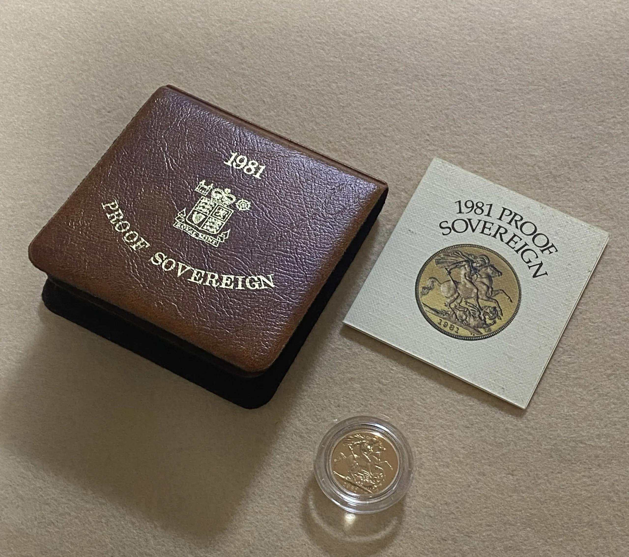 【フリマアプリ併売中(商品説明文一読下さい。)】1981年 イギリス エリザベス2世 ソブリン金貨 プルーフ 純正ケース&証明書付 モダン期第3年! - 画像 (2)