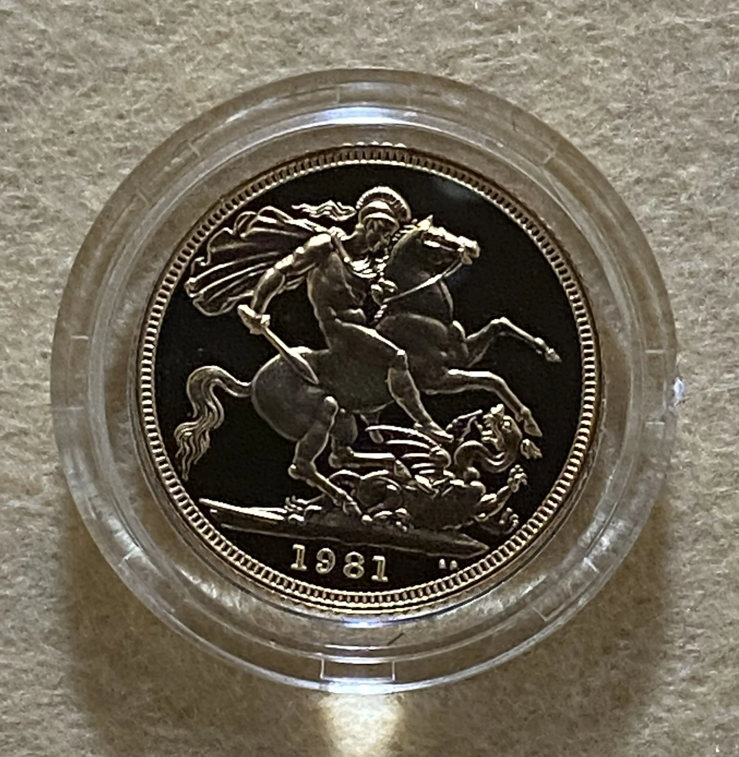 【フリマアプリ併売中(商品説明文一読下さい。)】1981年 イギリス エリザベス2世 ソブリン金貨 プルーフ 純正ケース&証明書付 モダン期第3年! - 画像 (3)