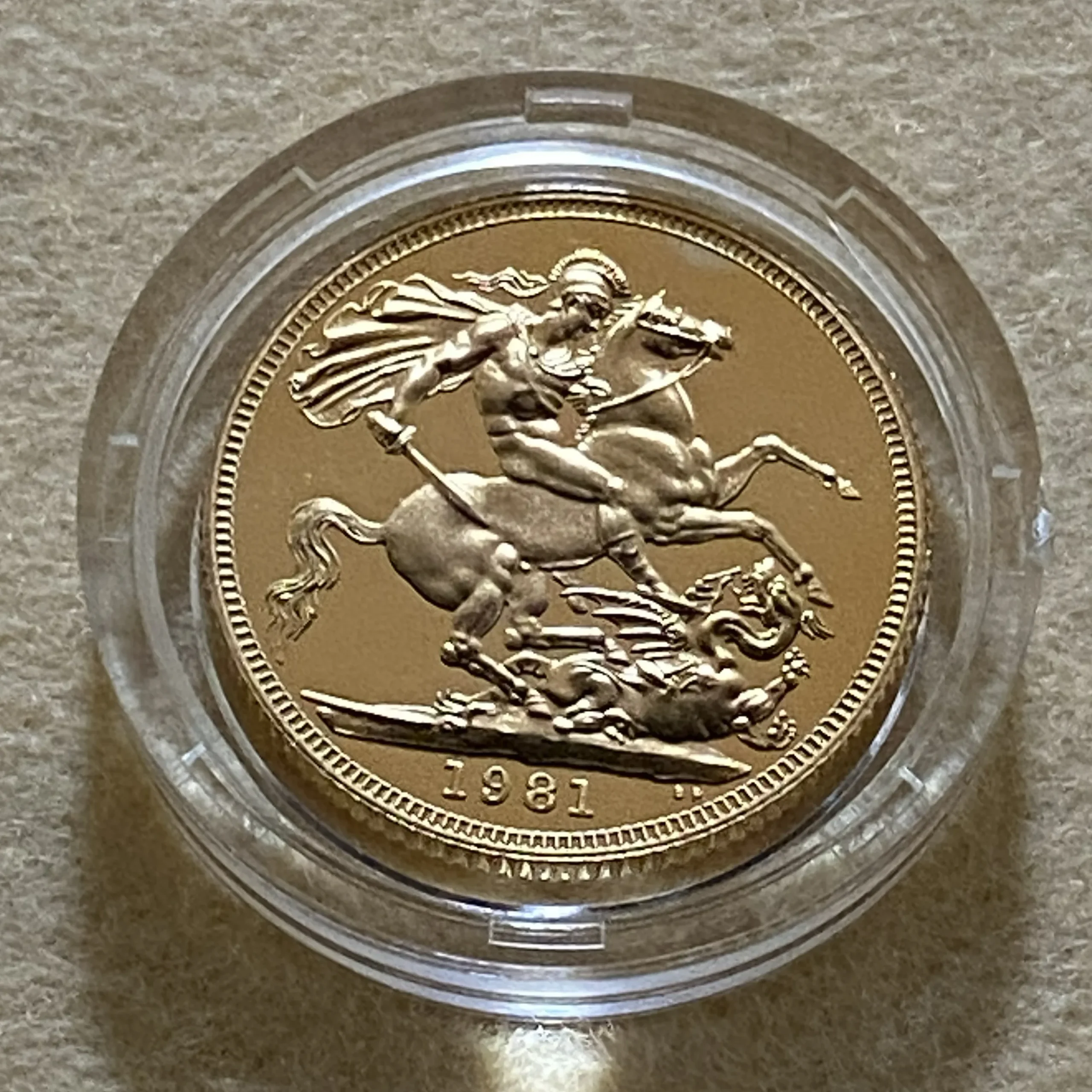 【フリマアプリ併売中(商品説明文一読下さい。)】1981年 イギリス エリザベス2世 ソブリン金貨 プルーフ 純正ケース&証明書付 モダン期第3年! - 画像 (4)