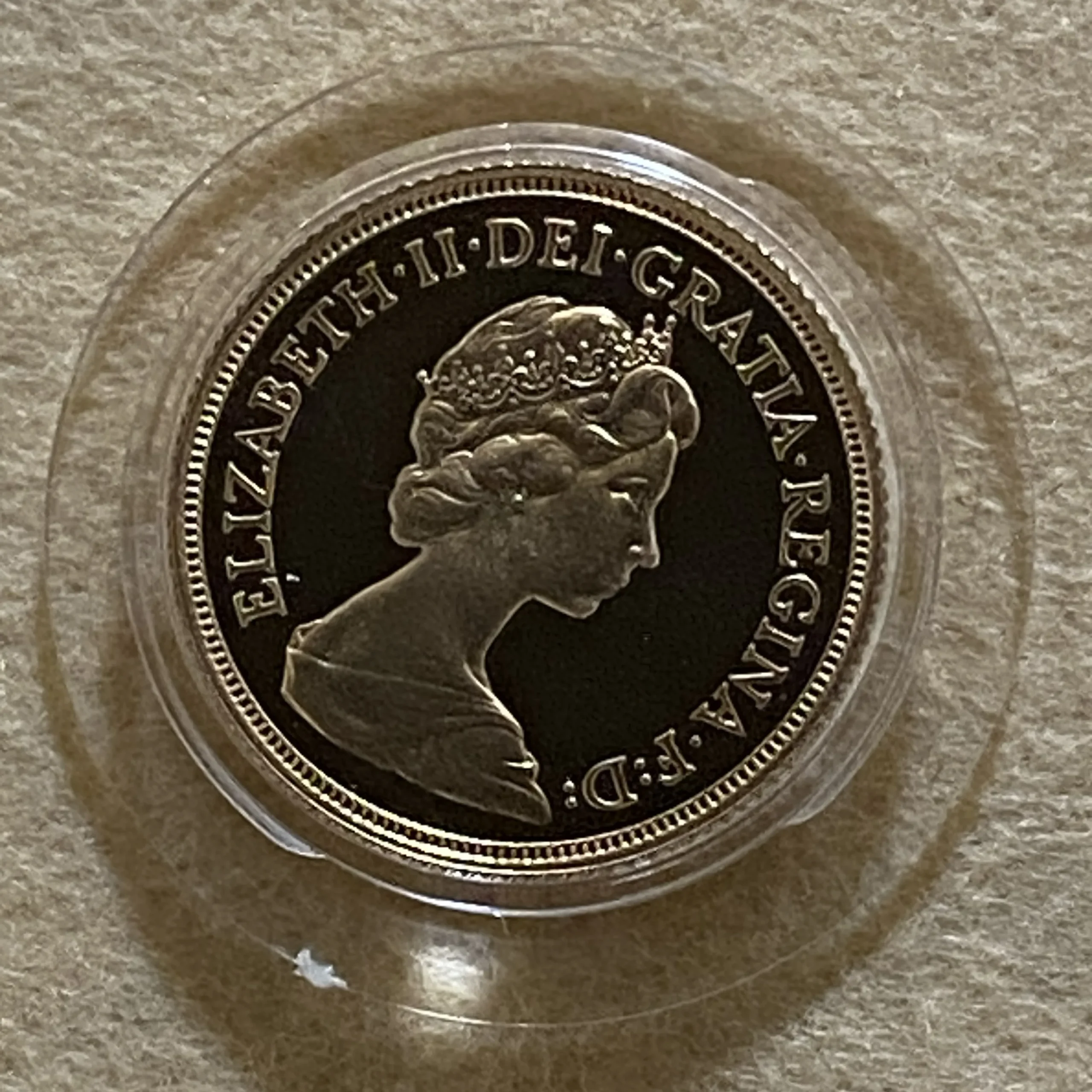 【フリマアプリ併売中(商品説明文一読下さい。)】1981年 イギリス エリザベス2世 ソブリン金貨 プルーフ 純正ケース&証明書付 モダン期第3年! - 画像 (6)