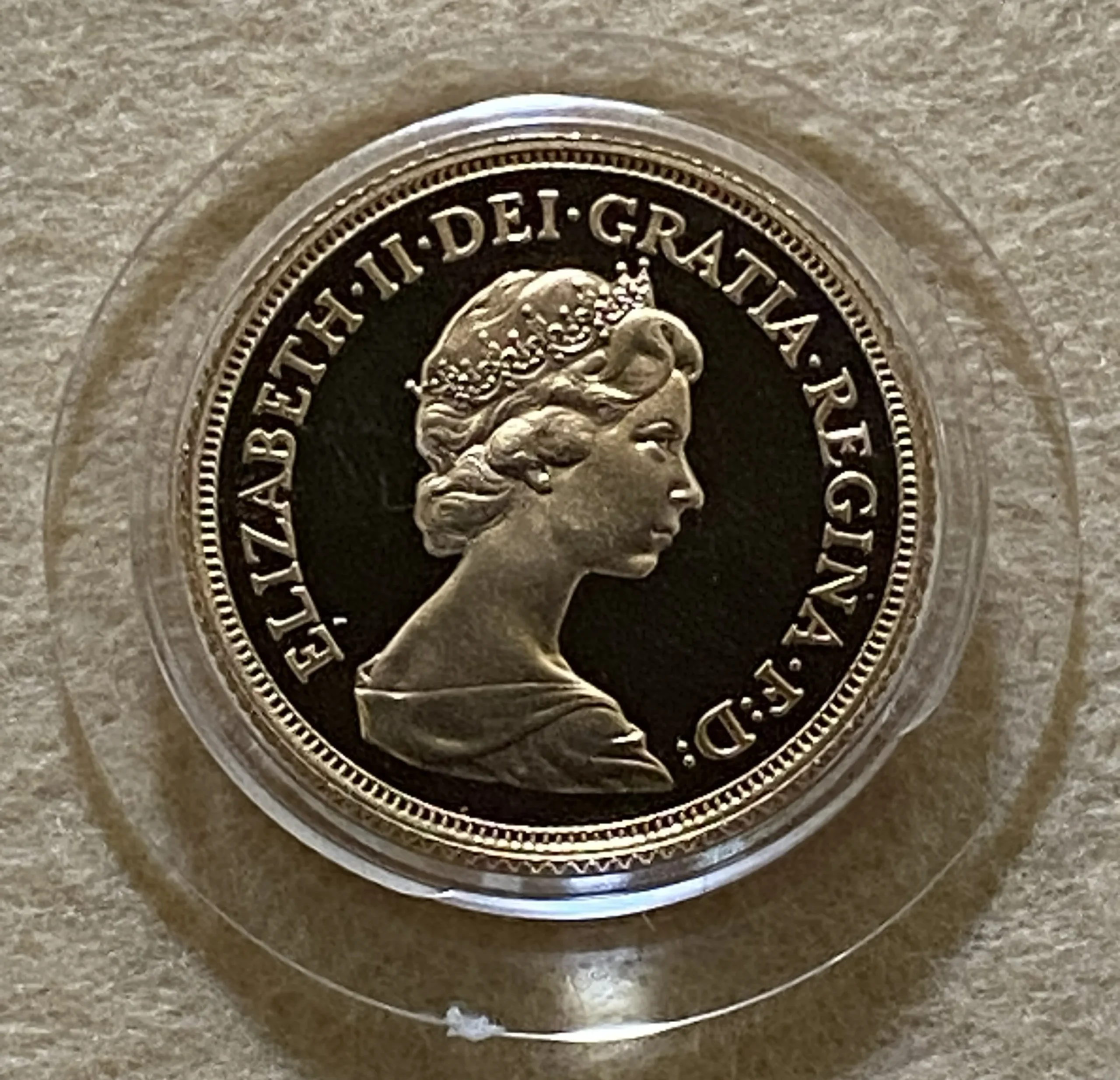 【フリマアプリ併売中(商品説明文一読下さい。)】1981年 イギリス エリザベス2世 ソブリン金貨 プルーフ 純正ケース&証明書付 モダン期第3年! - 画像 (7)