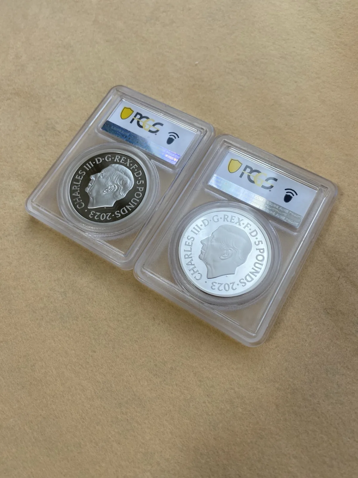 2023年 英国 5ポンド銀貨(純銀2oz) ペティション・クラウン 肖像&紋章 2枚セット PCGS PR68DCAM! - 画像 (2)