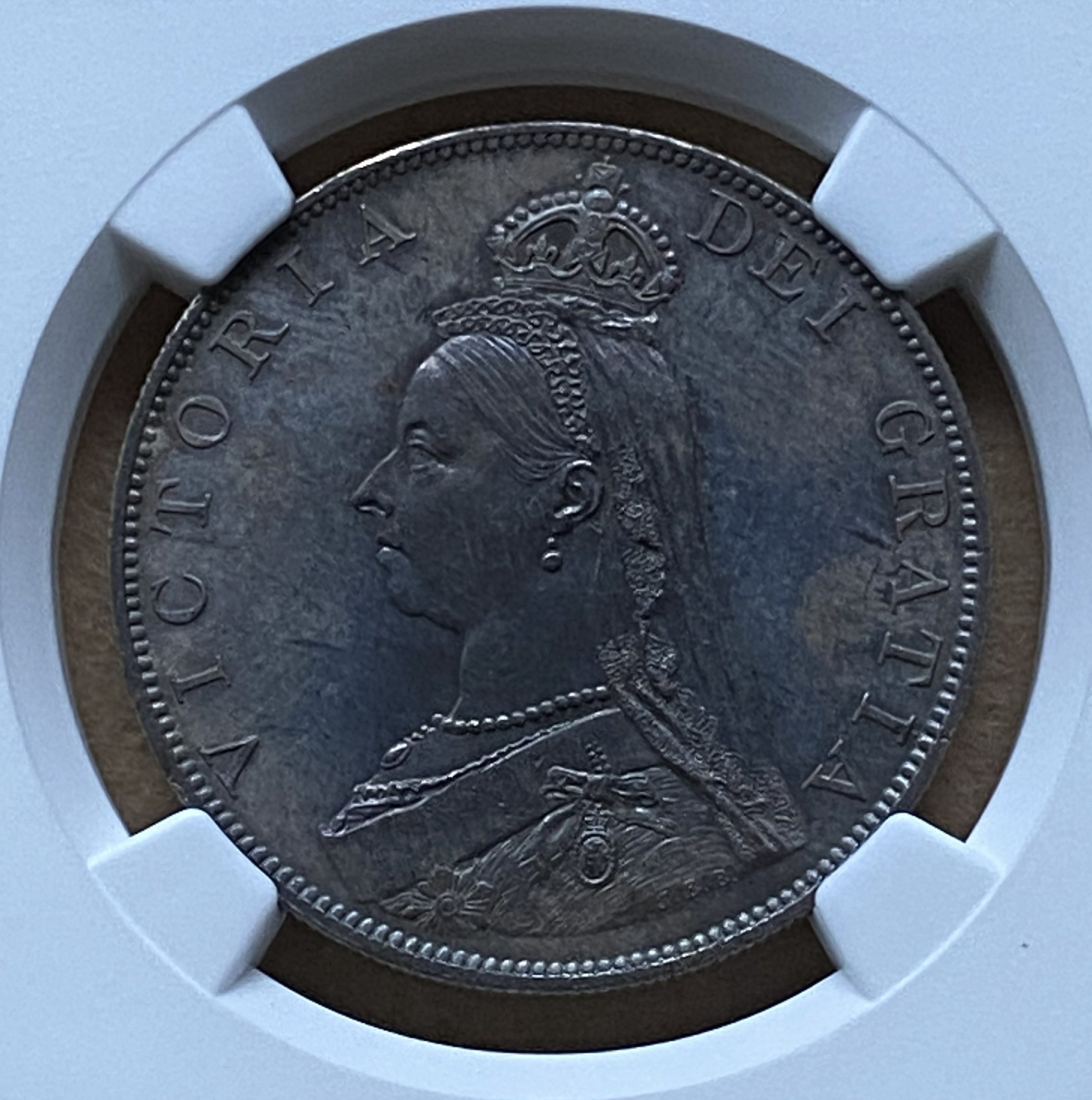 【フリマアプリ併売中(商品説明文一読下さい。)】1887年 イギリス ヴィクトリア女王 ダブルフローリン銀貨 Roman I in Date NGC MS63! - 画像 (3)
