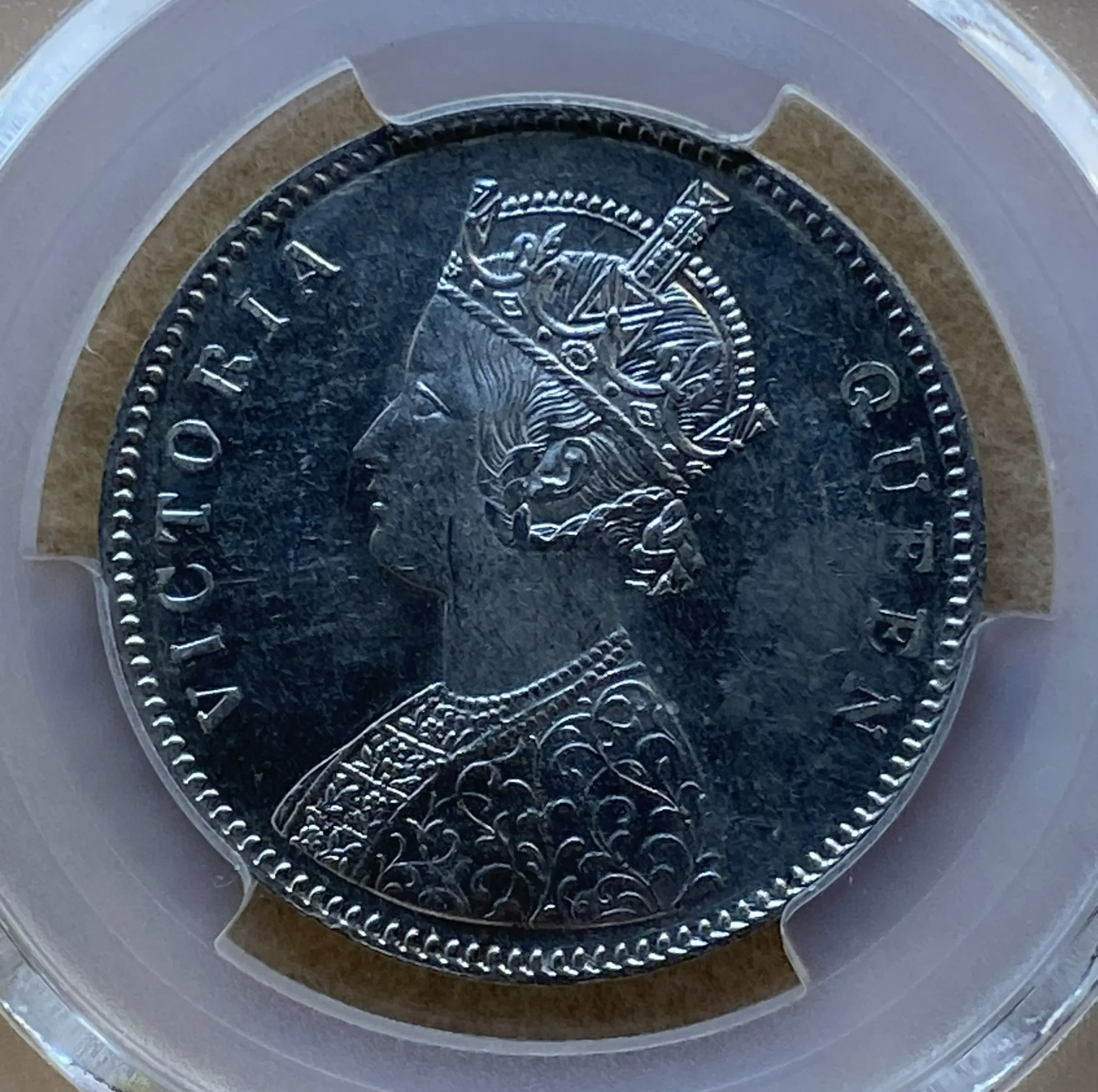 1862年 イギリス領インド ヴィクトリア女王 1ルピー銀貨 直接統治初期発行 PCGS MS62! - 画像 (3)