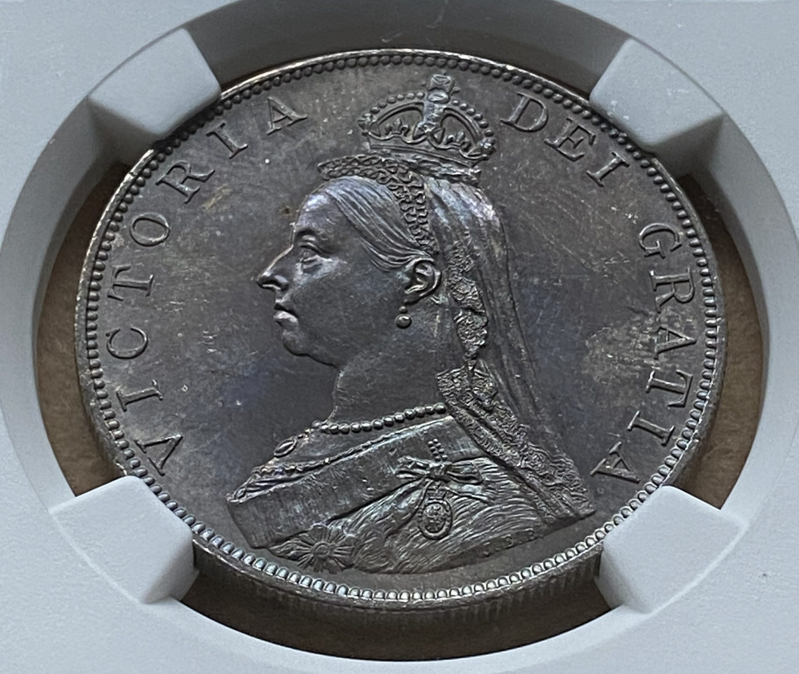 【フリマアプリ併売中(商品説明文一読下さい。)】1887年 イギリス ヴィクトリア女王 ダブルフローリン銀貨 Roman I in Date NGC MS63! - 画像 (4)