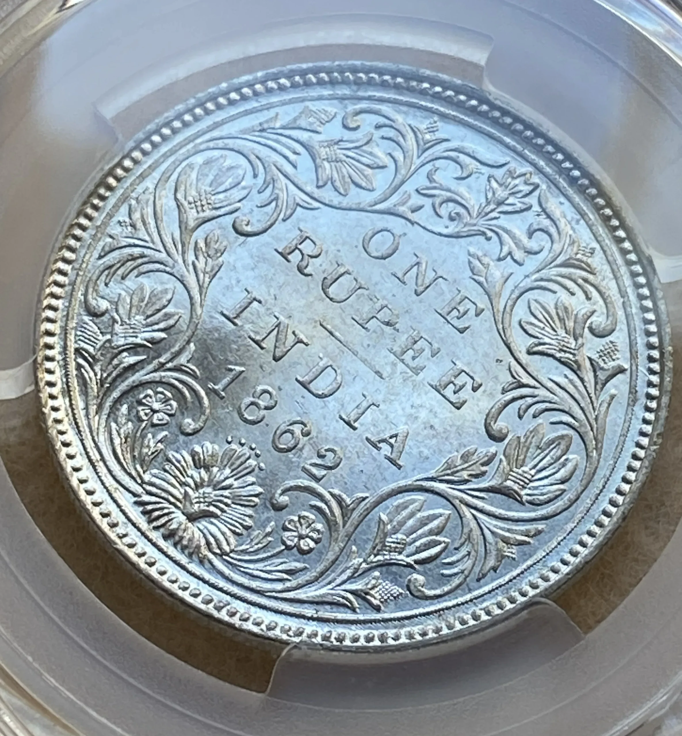 1862年 イギリス領インド ヴィクトリア女王 1ルピー銀貨 直接統治初期発行 PCGS MS62! - 画像 (5)