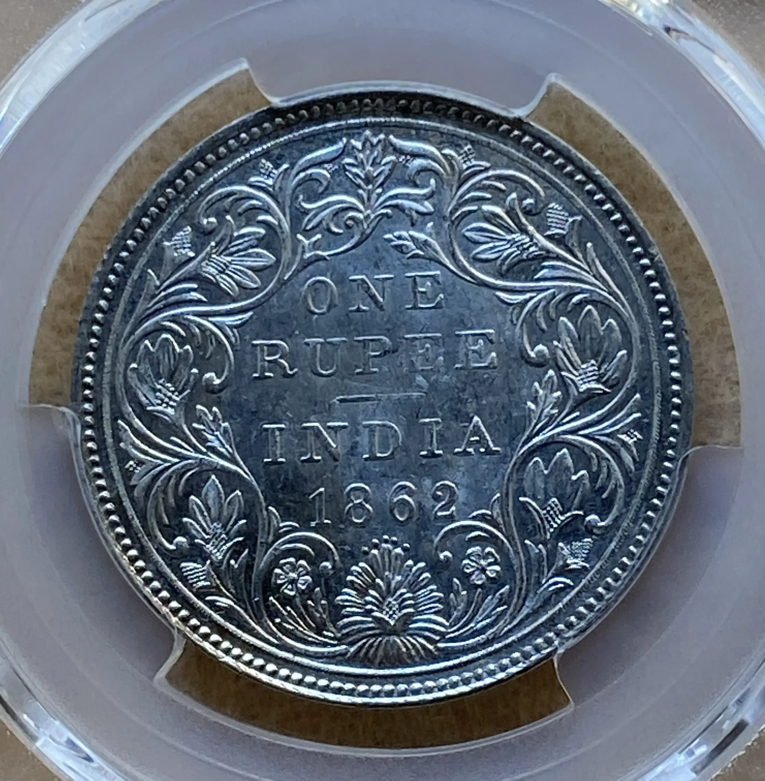1862年 イギリス領インド ヴィクトリア女王 1ルピー銀貨 直接統治初期発行 PCGS MS62! - 画像 (6)