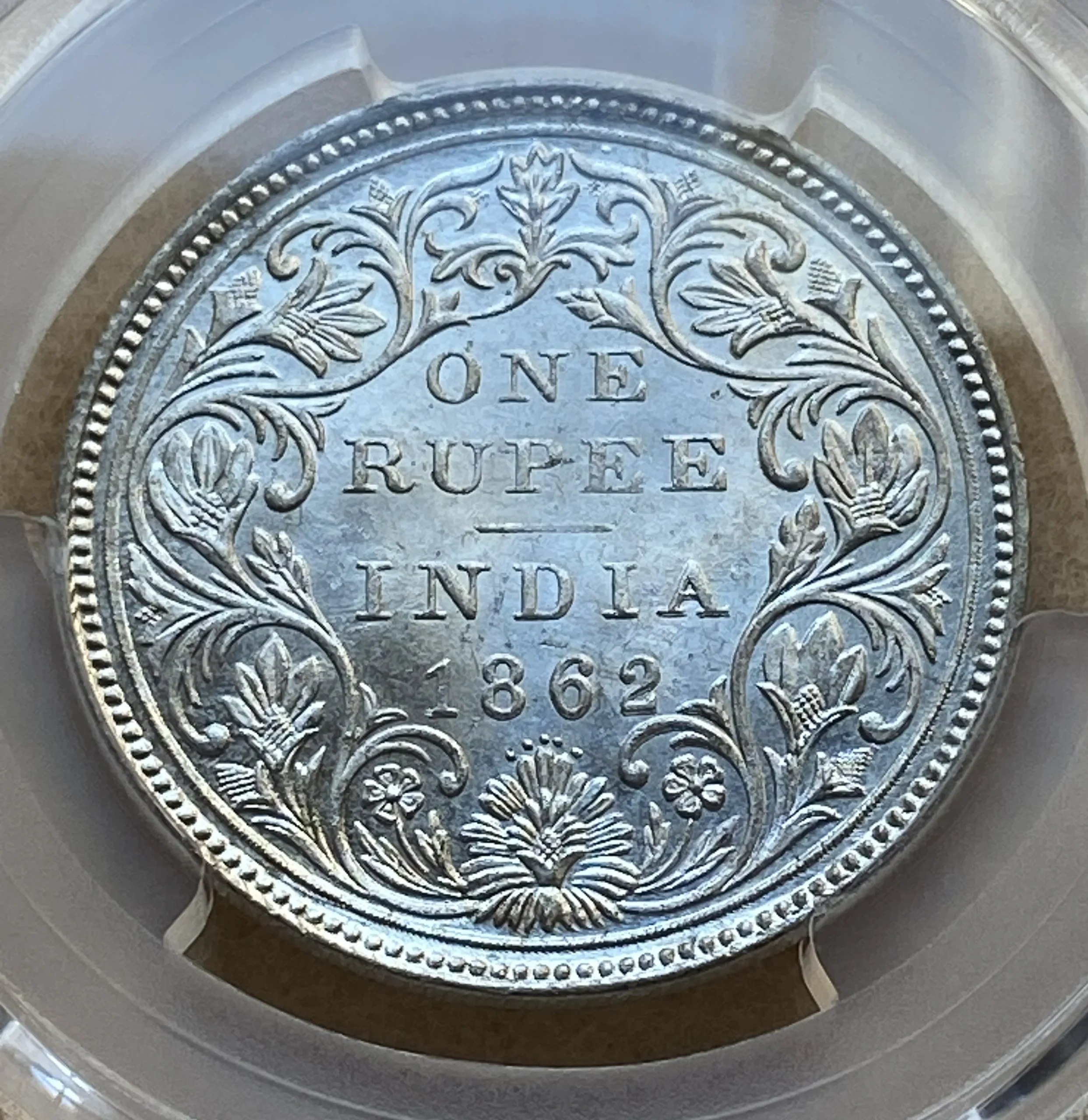 1862年 イギリス領インド ヴィクトリア女王 1ルピー銀貨 直接統治初期発行 PCGS MS62! - 画像 (7)